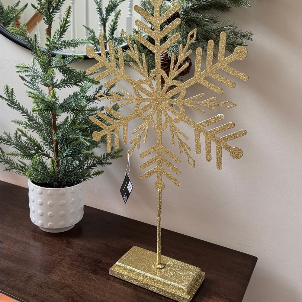 Hobby Lobby gold Glitter
Snowflake Stand Decor               #00